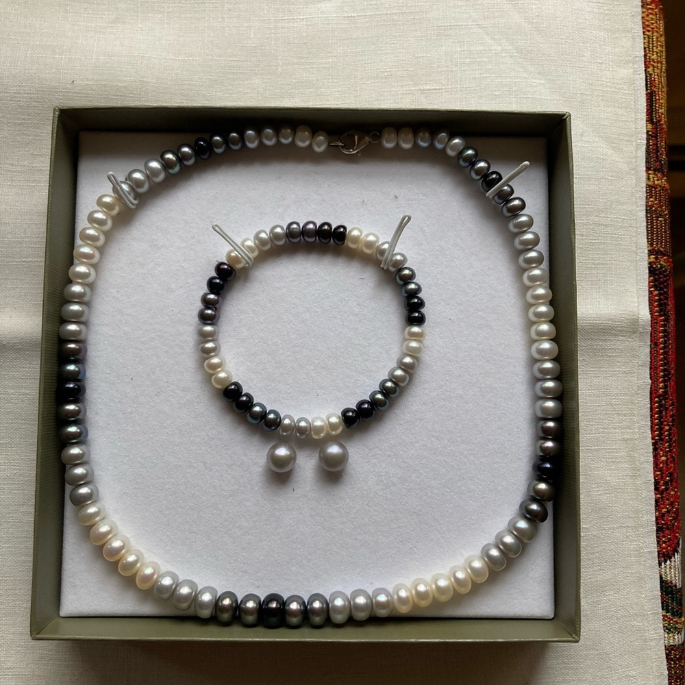 Honora cultured pearl set, bracelet and stud earrings. Boxed black set